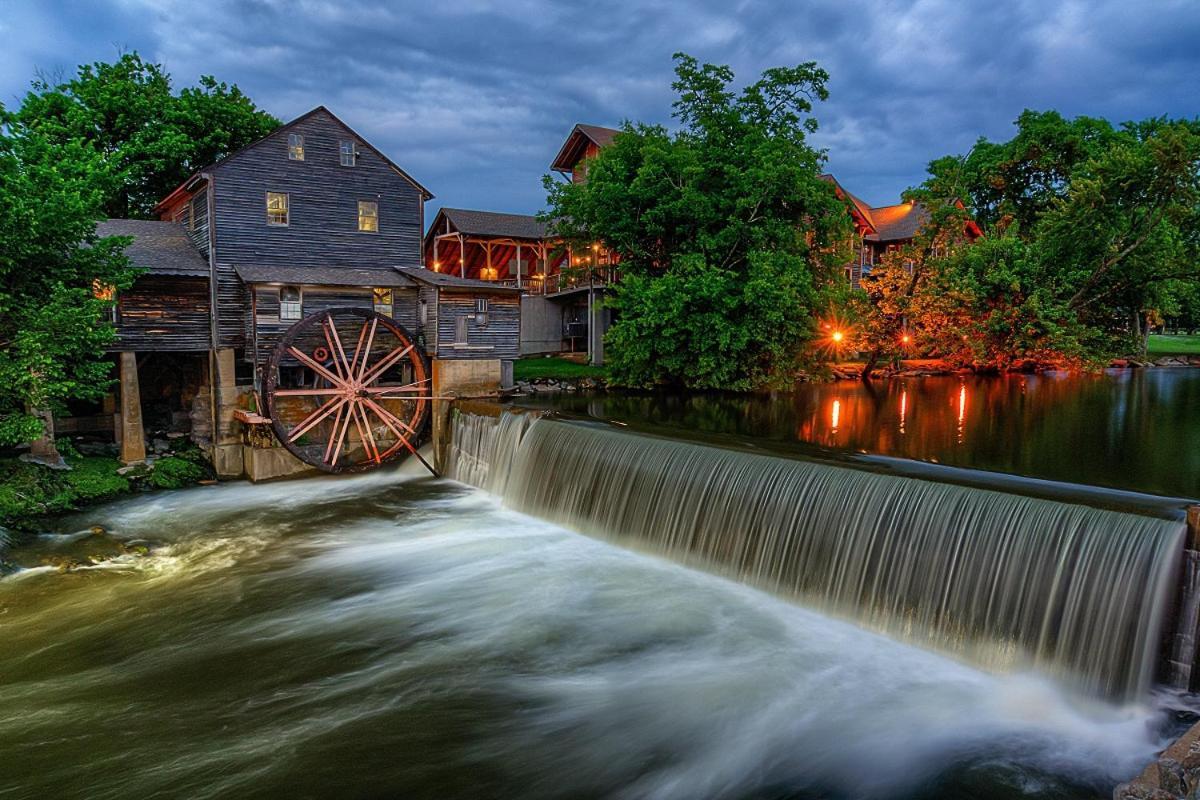 Always Kiss Me Goodnight- Hot Tub, You Get 1089 Of Free Area Attraction Tickets For Each Paid Day! Pigeon Forge Bagian luar foto