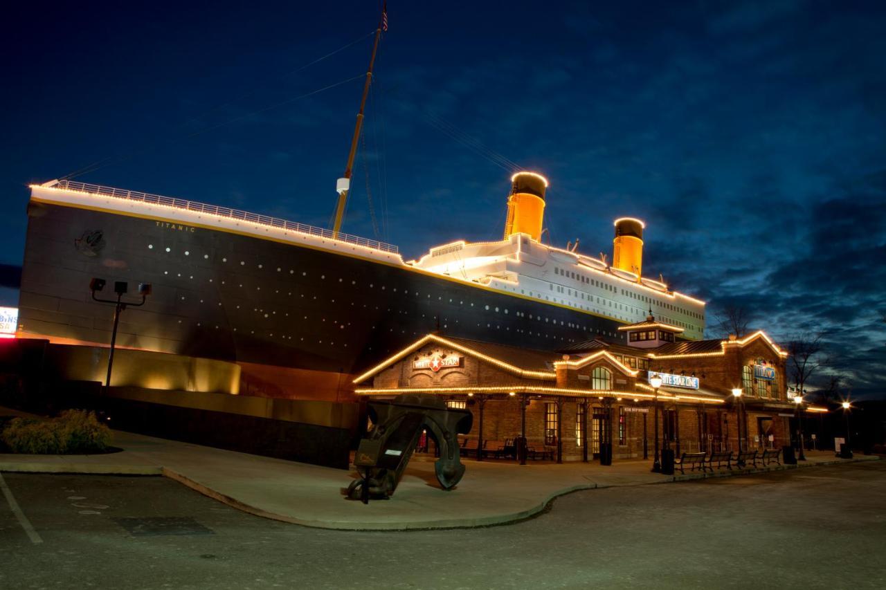 Always Kiss Me Goodnight- Hot Tub, You Get 1089 Of Free Area Attraction Tickets For Each Paid Day! Pigeon Forge Bagian luar foto